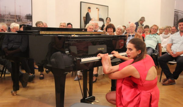 Miss Amüsgöll Foto: S.Voß/ Nordkurier Kummerower Schlosskonzert mit Miss Amüsgöll
Foto: S.Voß/ Nordkurier